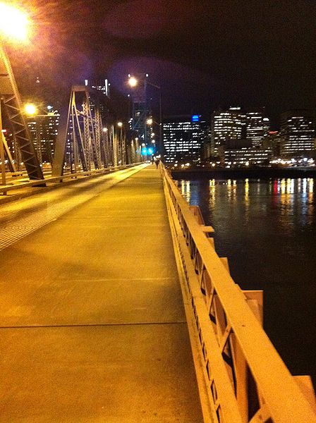 File:Hawthorne Bridge at night facing west.jpg